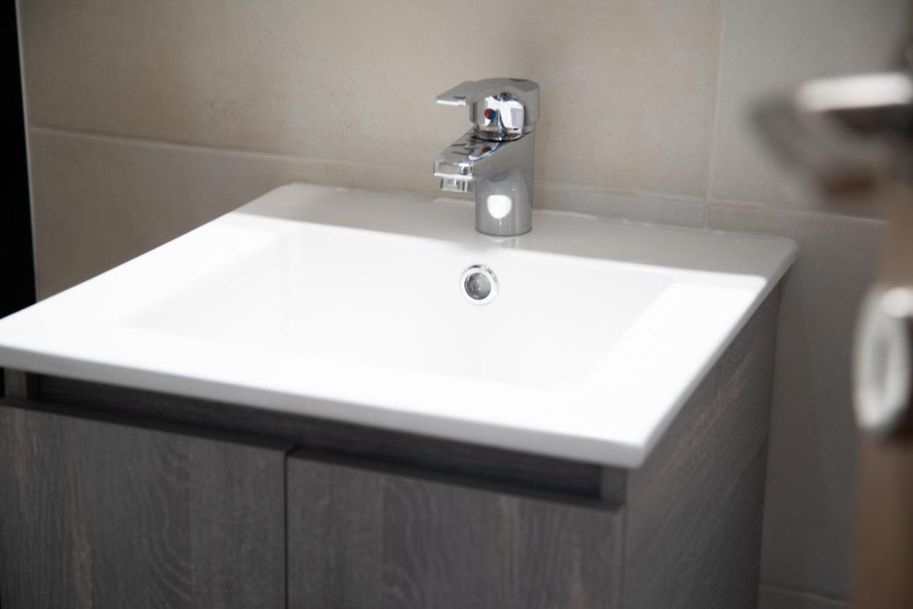 Modern Apartment Downtown Атина Екстериор снимка