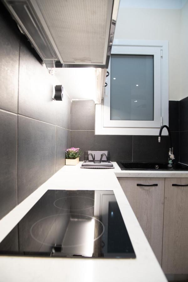 Modern Apartment Downtown Атина Екстериор снимка