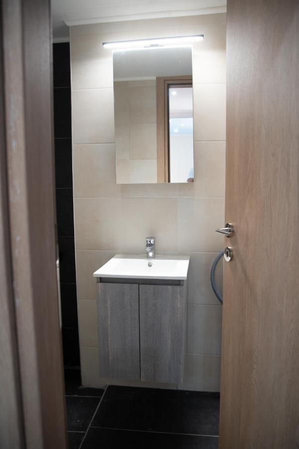 Modern Apartment Downtown Атина Екстериор снимка