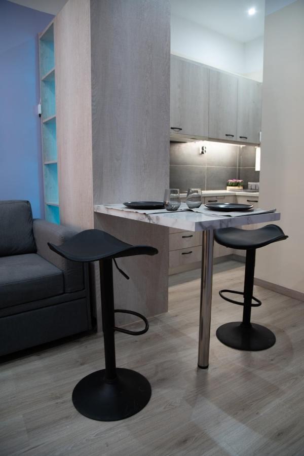 Modern Apartment Downtown Атина Екстериор снимка