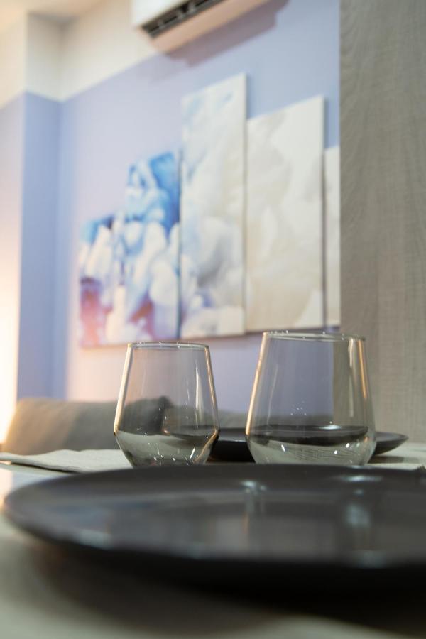 Modern Apartment Downtown Атина Екстериор снимка