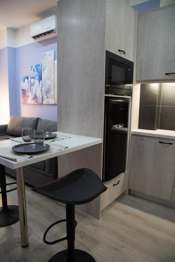 Modern Apartment Downtown Атина Екстериор снимка